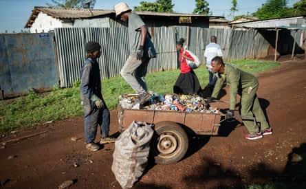 Limpiar garbage collection truck and crew